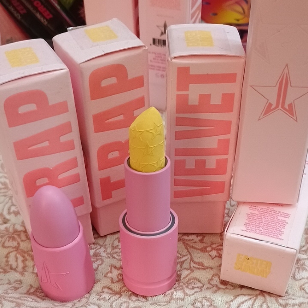 Jeffree Star Velvet Trap Lipstick - Bold Yellow